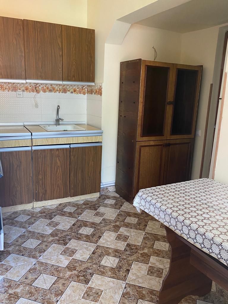 2-комн. квартира на ул. Вштуни в Ачапняке, 70 кв.м., 1/3 этаж, каменное здание