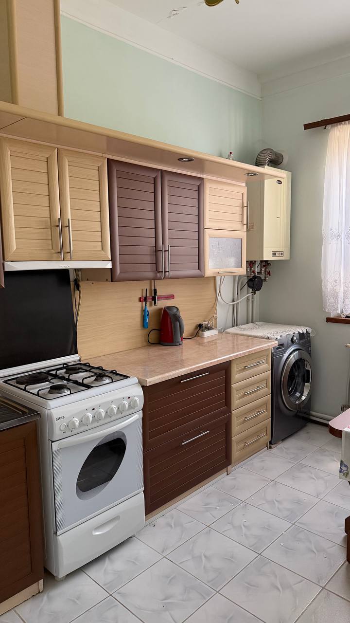 3-комн. квартира на ул. Месропа Маштоца в Эчмиадзине, 120 кв.м., 1/2 этаж, каменное здание