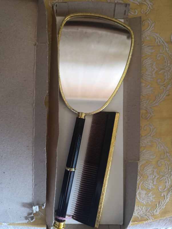 Հայելի սանր зеркало ручное с гребню hand mirror  with a comb