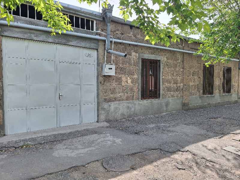 Գտնվում է քաղաքի կենտրոնում։Առաջին գիծ։Գինը Սակարկելի