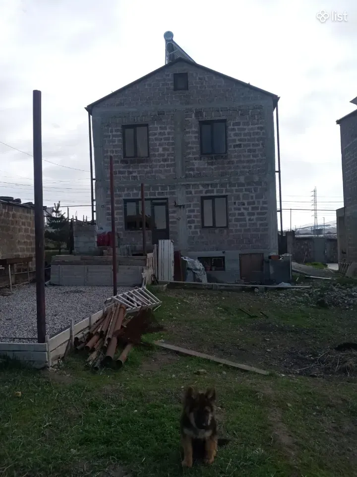 Երկու հարկանի քարե տուն Ջրվեժում