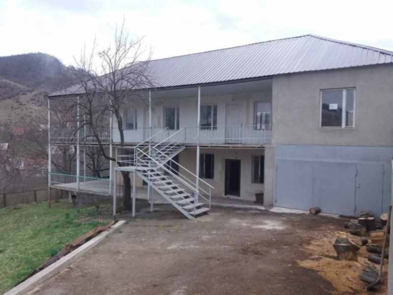 Դեբեդ գյուղում վաճառվում է առանձնատուն: Առանձնատունը ունի 5 սենյակ, ավ