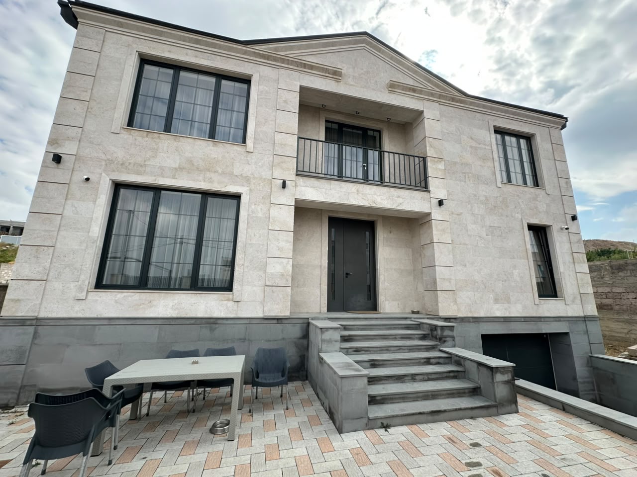Վաճառքի երկհարկանի առանձնատուն Առինջում