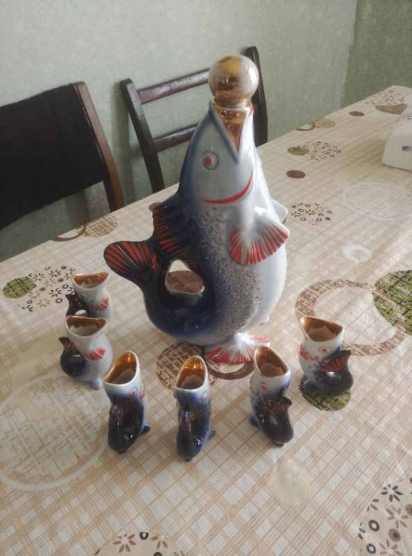 Գինու գրաֆին "Ձկներ" ֆարֆոր, մեկ մեծ և վեց փոքր