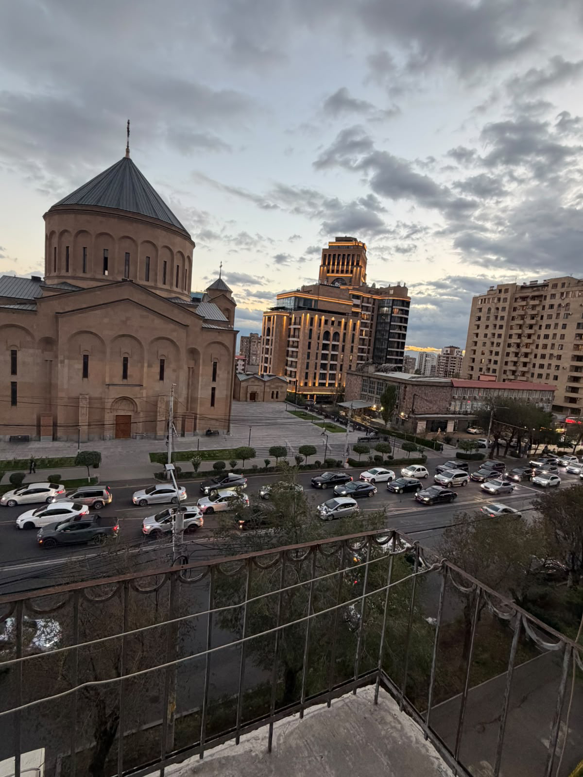 Կոմիտաս եկեղեցու մոտ ստալինկա: Комитас Komitas